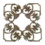 Rosone in ghisa tacchettato con motivi floreali 35x35 cm