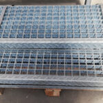 Gradino in grigliato elettroforgiato zincato, maglia 34x38 mm