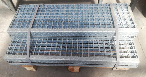 Gradino in grigliato elettroforgiato zincato, maglia 34x38 mm in piatto dentellato 30x3 mm